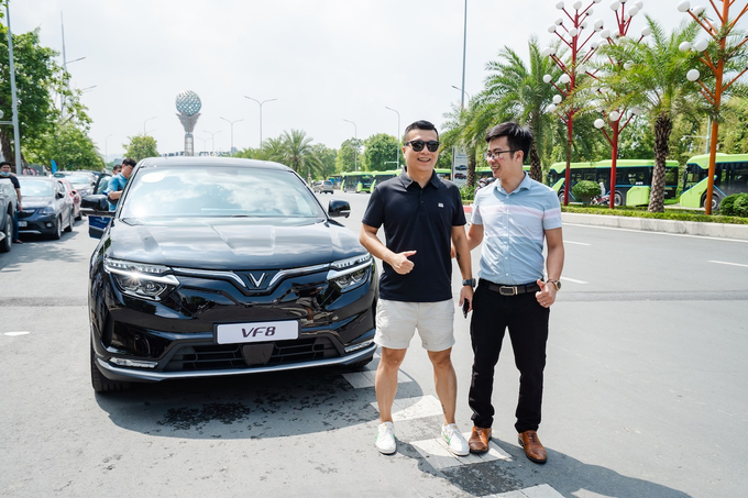 Không có việc ưu tiên, nên nhiều PV, Nhà báo đến  rất sớm để xếp hàng đăng kí lái thử.