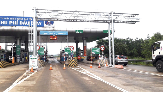 Công tác lắp đặt trạm thu phí không dừng tại tuyến cao tốc những ngày vừa qua