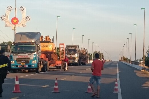 Vụ TNGT khiến giao thông trên tuyến bị ùn tắc cục bộ.