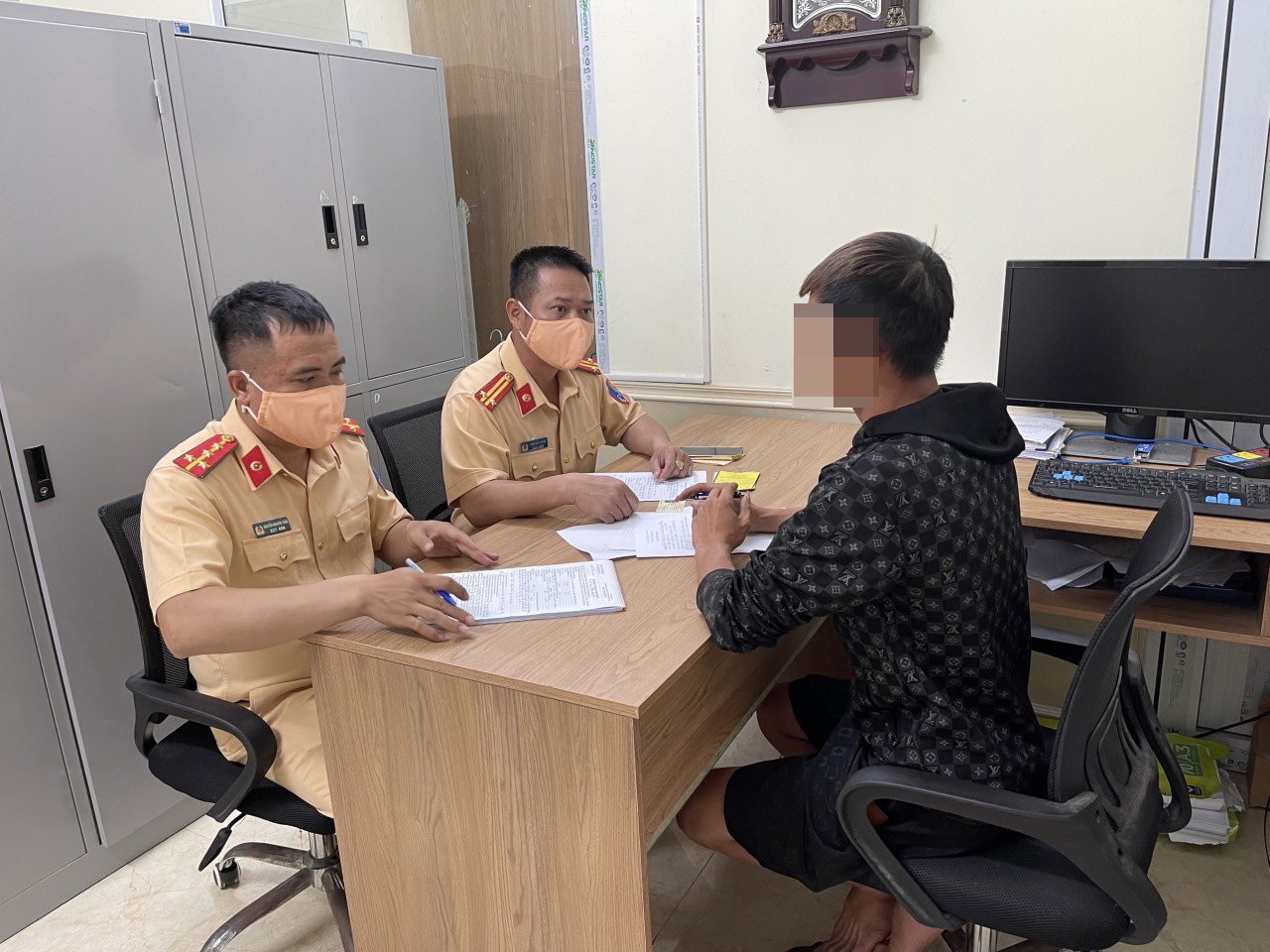 Tài xế lái xe tải ngược chiều cao tốc tại cơ quan Công an