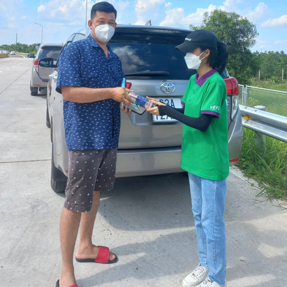 VETC nhanh chóng triển khai các hoạt động hỗ trợ, tư vấn và cung ứng dịch vụ, sẵn sàng cho thời điểm có thể áp dụng thu phí không dừng tại đây từ thời điểm tháng 4/2022. Khách hàng dán thẻ VETC còn được tặng nước tinh khiết đóng chai Jovita để giải khát.