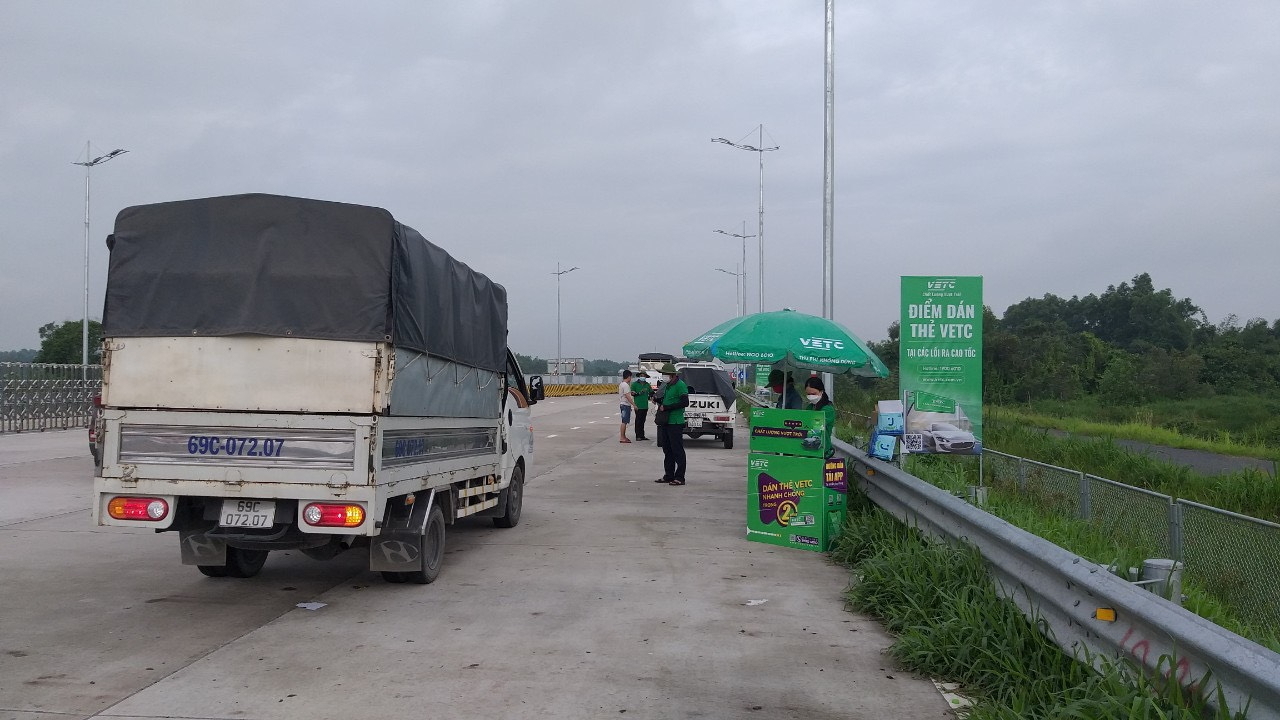 Điểm dán thẻ VETC luôn sẵn sàng tại 2 đầu cầu dọc tuyến cao tốc