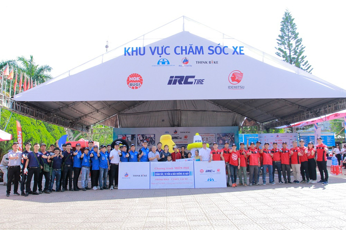 Đại diện các nhãn hàng chụp hình lưu niệm.