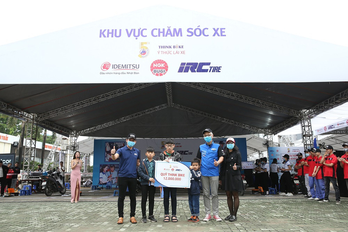 Tặng quà các trẻ em có người thân bị TNGT.