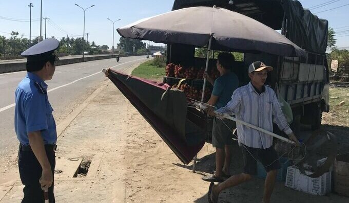 Xử lý rất nhiều trường hợp lấn chiếm hành lang giao thông đường bộ.