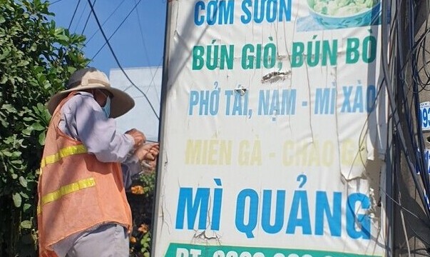 Hàng loạt biển quảng cáo lấn chiếm lòng đường, lề đường được tháo gỡ.