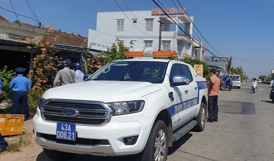 Lực lượng chức năng kiểm tra, xử lý tình trạng chiếm lòng đường trên tuyến QL1A đọan qua huyện Núi Thành.