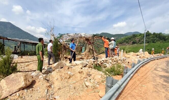 Tháo gỡ lều tạm lấn chiếm hành lang ATGT đường bộ trên tuyến QL27C tại km39+470.