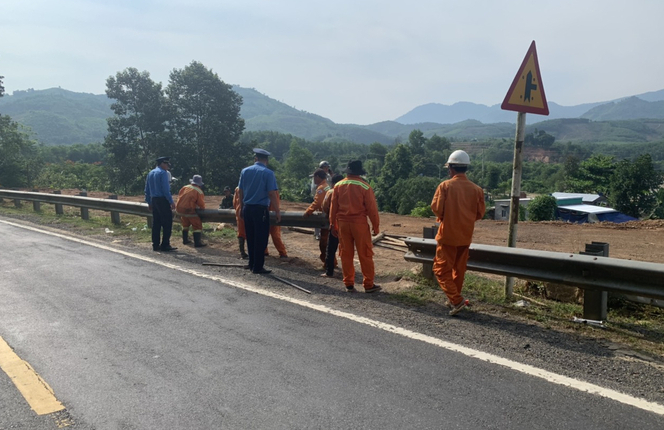 Khắc phục hộ lan bị người dân tháo gỡ để thực hiện hành vi san lấp mặt bằng trái phép trên QL27C.