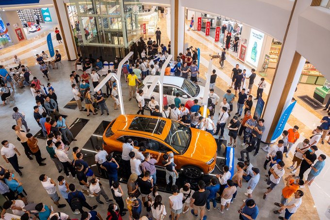 Khách hàng mê mẩn chiêm ngưỡng vẻ đẹp của bộ đôi siêu phẩm ô tô điện thông minh của VinFast là VF e34 và VF 8.