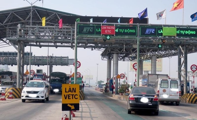 Từ 1/8 tới, chủ xe ô tô cần chủ động dán và nộp tiền vào tài khoản thu phí không dừng khi vào các tuyến cao tốc.