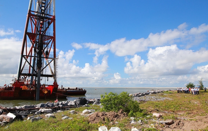 Thi công đóng cọc cầu tàu thuộc Dự án xây dựng hai bến container số 3, 4 Cảng cửa ngõ quốc tế Hải Phòng tại Lạch Huyện