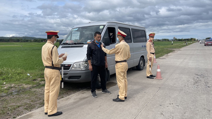 Lực lượng CSGT kiên quyết xử lý các trường hợp vi phạm về nồng độ cồn khi tham gia giao thông.