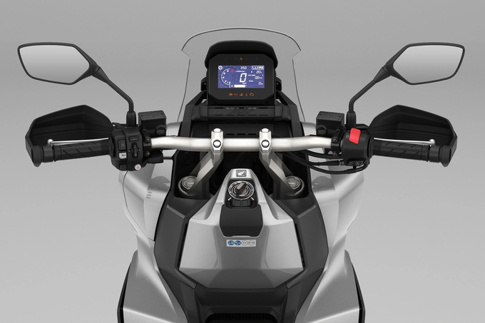 Phần đầu xe khá giống với các mẫu xe địa hình (Adventure).