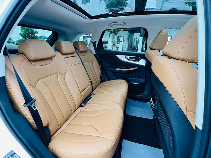Hàng ghế sau khá rộng rãi.
