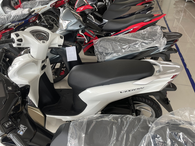 Các mẫu xe Honda Vision về đại lý cũng có vẻ rất hạn chế.