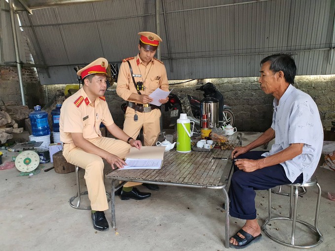 Cùng với việc tuần tra xử lý nghiêm, CSGT Tuyên Quang kết hợp tuyên truyền, vận động và yêu cầu tài xế, chủ doanh nghiệp ký cam kết không chở quá tải, cơi nới thành thùng
