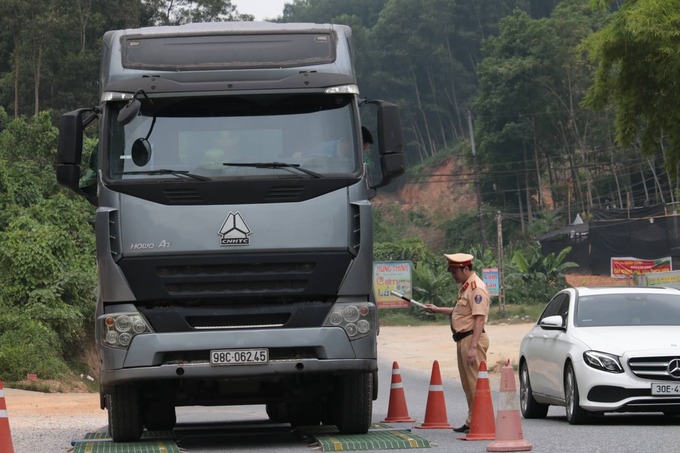 CSGT hướng dẫn lái xe đưa phương tiện lên bàn cân tải trọng