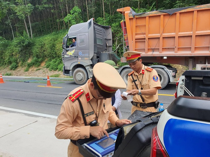 Sau khi cân tải trọng, lực lượng chức năng sẽ in phiếu và thông báo kết quả cho tài xế