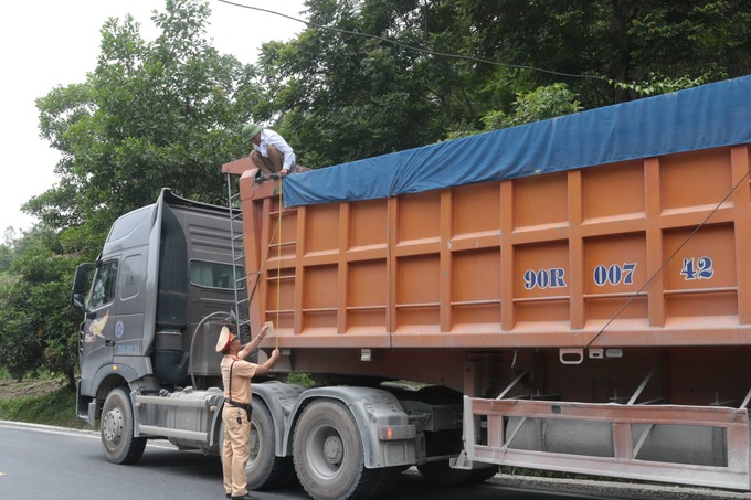 CSGT Tuyên Quang kiểm tra kích thước thành thùng một phương tiện trên QL2C