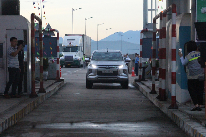 Ô tô BKS 75C -10128 là phương tiện đầu tiên sử dụng dịch vụ ETC khi qua trạm trên cao tốc Đà Nẵng - Quảng Ngãi. 