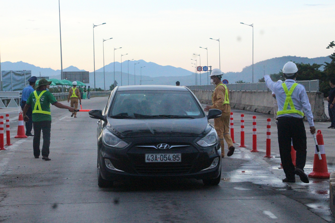 Một số xe phải lùi lại vào lề đường đăng ký dịch vụ ETC