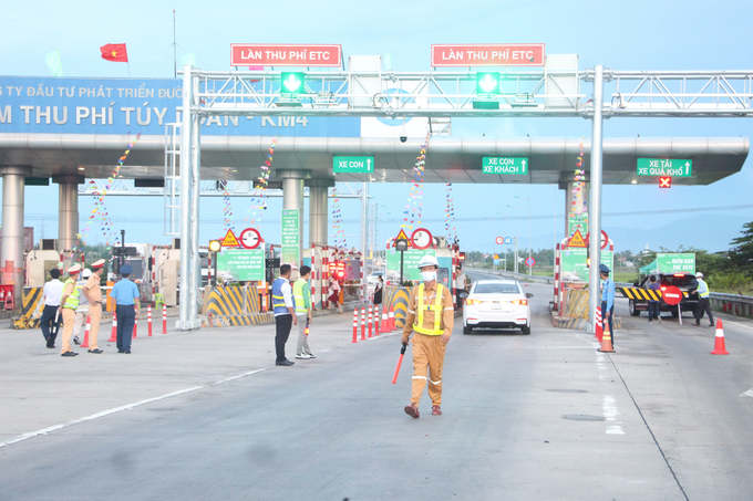 Nhiên viên trạm thu phí tham gia điều tiết giao thông 
