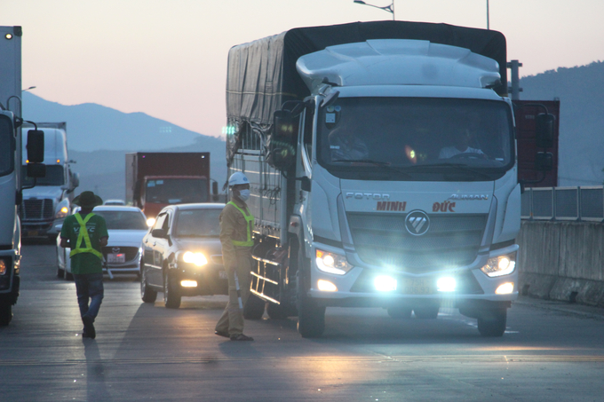 Phương tiện nối đuôi nhau qua trạm thu phí Túy Loan