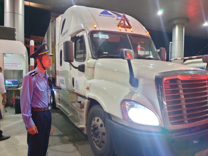 Lực lượng chức năng phối với nhân viên trạm thu phí điều tiết giao thông. 
