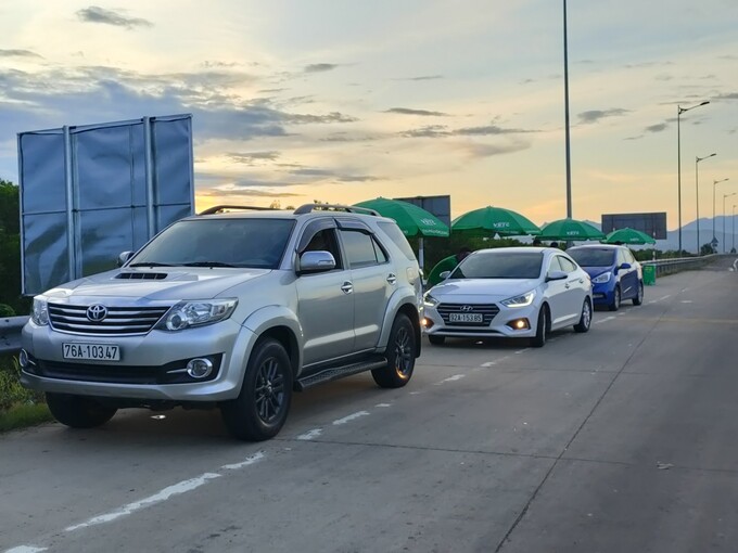 Nhiều phương tiện không thể qua trạm do chưa đăng ký tài khoản, nạp tiền vào app VETC. 