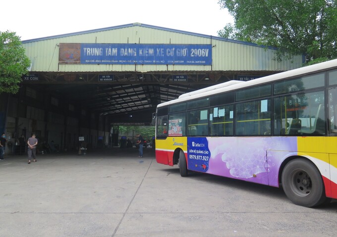 Trung tâm Đăng kiểm xe cơ giới số 29-06V có 4 dây chuyền kiểm định, cùng lúc tiếp nhận kiểm định được nhiều xe ô tô.