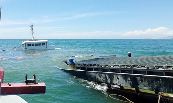 Điều quan trọng trước khi rời tàu là bằng mọi giá phải được phát bản tin cấp cứu qua GMDSS - Ảnh internet