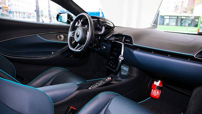 Nội thất được thiết kế tối giản theo phong cách xe thể thao, giúp người lái tập trung vào trải nghiệm lái