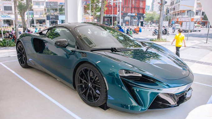 Lần đầu tiên, tùy chọn màu sơn Elite xanh Serpentine xuất hiện trên một chiếc McLaren tại Việt Nam