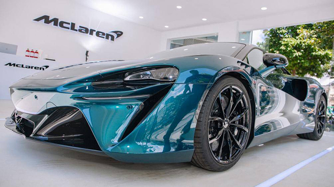 Chiếc siêu xe này được đơn vị phân phối chính thức của McLaren tại Việt Nam mang về và có giá bán khởi điểm từ 14,7 tỷ đồng