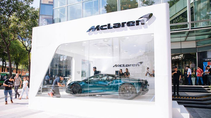 McLaren Artura cũng là mẫu xe đầu tiên của hãng sử dụng động cơ V6 thay vì V8 Máy xăng 3.0 V6 của Artura với 2 bộ tăng áp đặt trong hai hàng xi-lanh có góc nghiêng 120 độ, động cơ này cho công suất 571 mã lực và mô-men xoắn 585 Nm