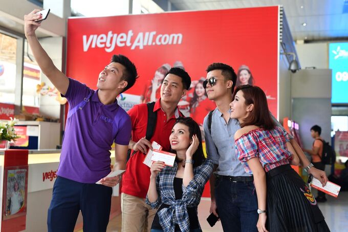 Du khách có thể săn vé khuyến mãi 3 ngày vàng mỗi tuần tại website: www.vietjetair.com, ứng dụng điện thoại Vietjet Air hoặc facebook Vietjet (mục “Đặt vé”)