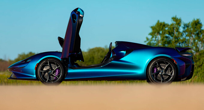 Chiếc McLaren Elva mang số 122.