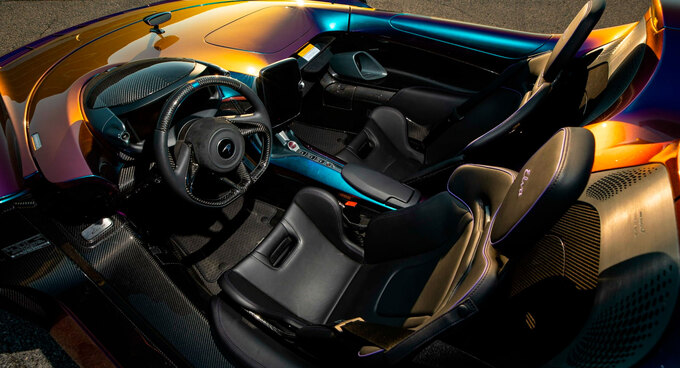 Phần nội thất khá đơn giản và chủ đạo bởi màu đen ‘Ultrafnai’ và các bề mặt sợi carbon lộ ra ngoài.