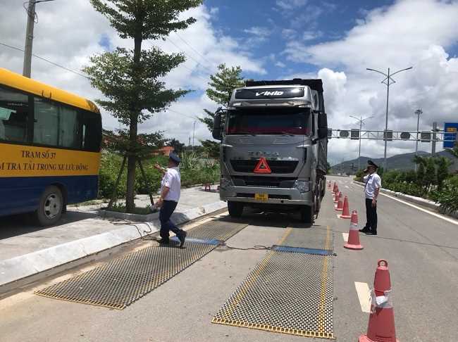 Cán bộ Trạm Kiểm tra tải trọng xe Quảng Ninh sử dụng thiết bị cân lưu động để kiểm tra xe có dấu hiệu vi phạm.