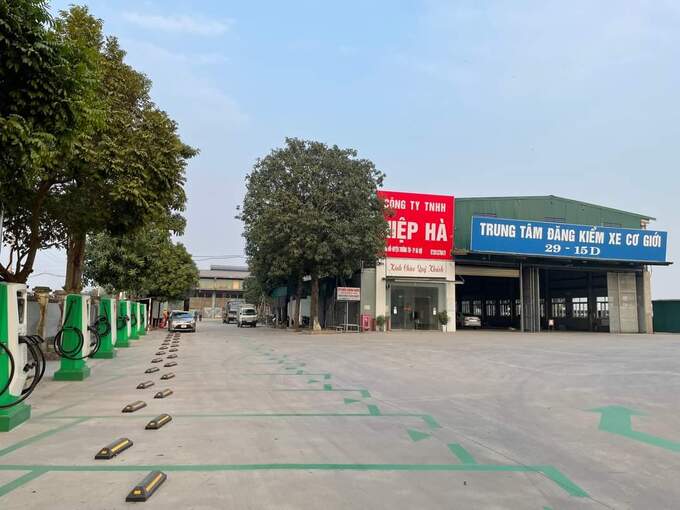 Trong khuôn viên Trung tâm Đăng kiểm xe cơ giới 29-15D được bố trí dãy trụ sạc dành cho ô tô điện