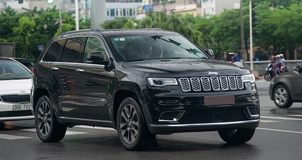 Jeep Cherokee là một trong hai mẫu xe bị cáo buộc liên quan đến khí thải.