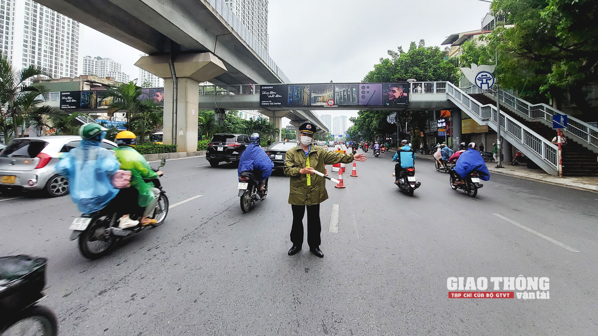 Theo ông Trần Hữu Bảo - Phó Giám đốc Sở GTVT Hà Nội, trong thời gian thí điểm 1 tháng, đơn vị tiến hành phối hợp với Phòng CSGT TP.Hà Nội tổ chức, hướng dẫn phân luồng giao thông, và tuyên truyền cho người dân chấp hành. Sau thời gian thí điểm sẽ có biện pháp xử lý để người dân tuân thủ. Trên cơ sở khảo sát thực tế, Sở GTVT đã bố trí dải phân cách liên tục để người tham gia giao thông chuyển hướng vào các lối rẽ và các điểm quay đầu. Tuy nhiên, những điểm mở dải phân cách có thể tạo thuận lợi cho người dân nhưng sẽ khiến nhiều người giữ thói quen đi vào làn đường của ô tô. Thời gian tới, cơ quan chức năng sẽ có những điều chỉnh để hạn chế bất cập nảy sinh.