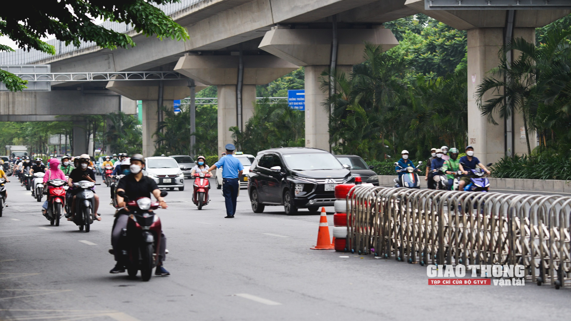 Ghi nhận của PV Tạp chí Giao thông vận tải vào sáng ngày 6/8 - ngày đầu triển khai thí điểm, vì là ngày cuối tuần nên mật độ phương tiện không cao như ngày trong tuần. Tại trước mỗi vị trí bố trí dải phân cách có 1 Thanh tra GTVT đứng hướng dẫn phương tiện đi theo đúng phương án tổ chức lại giao thông. Các làn phương tiện được phân cách bằng dải phân cách cứng (mũi tên phản quang, trụ chống va xô (bằng lốp), hàng rào di động...) kết hợp điều chỉnh hệ thống biển báo, sơn kẻ