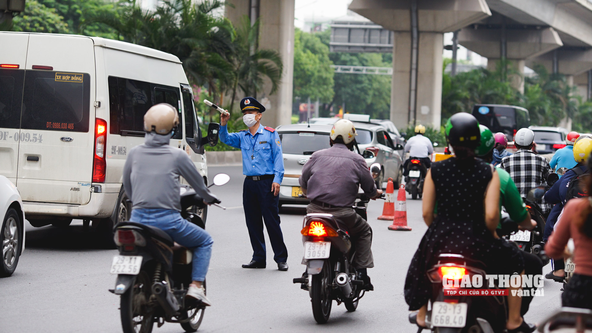 Trao đổi với PV Tạp chí Giao thông vận tải, một Thanh tra GTVT cho biết: “Chúng tôi đứng hướng dẫn giao thông trong khung giờ cao điểm. Sáng nay, anh em có mặt từ 6h sáng và hướng dẫn phương tiện đến khoảng 9h”.