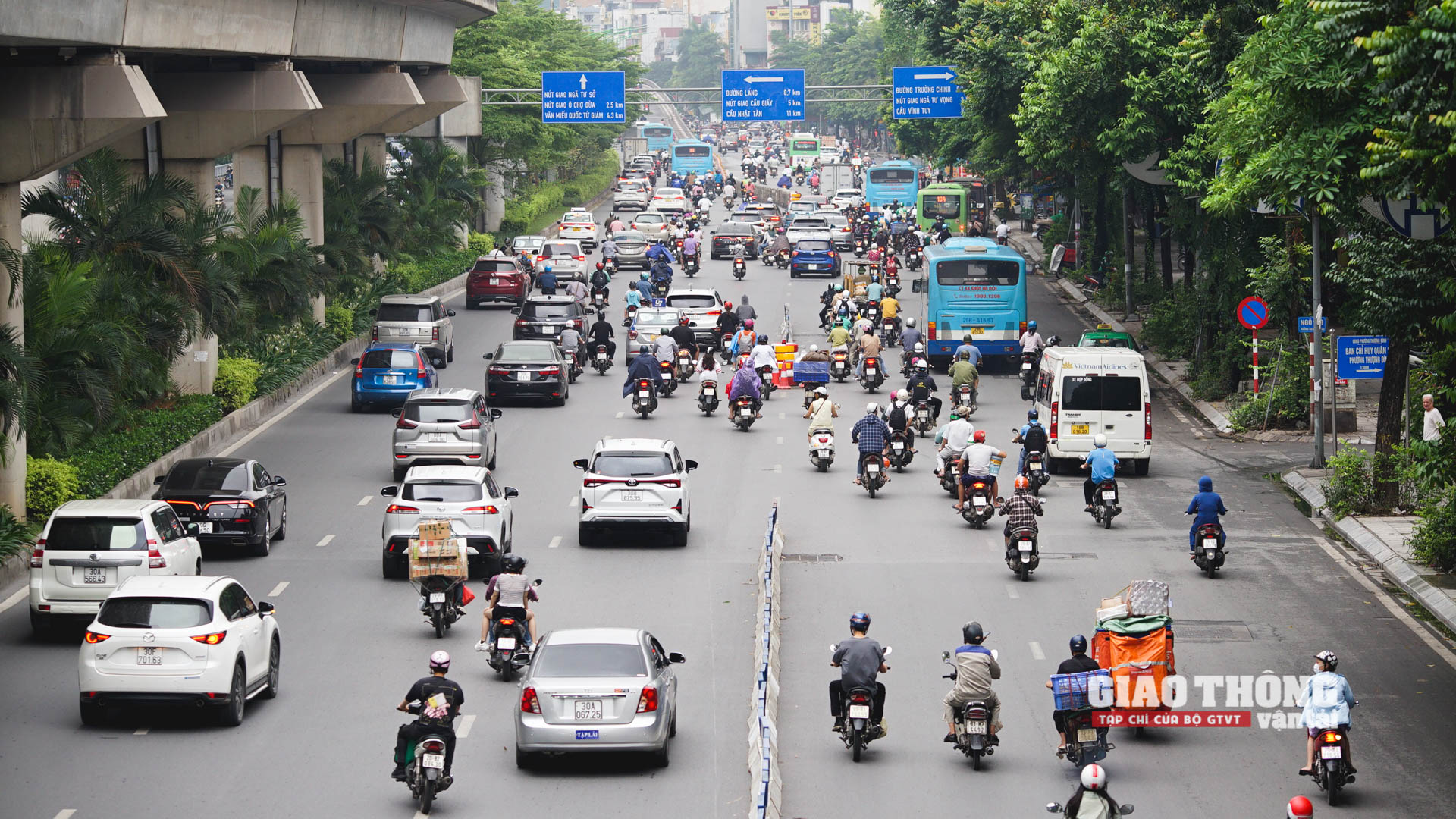 Trước mắt, thí điểm phân làn phương tiện trên đường Nguyễn Trãi từ đoạn Ngã Tư Sở đến hầm chui Thanh Xuân (dài khoảng 1,5km) trên cả hai chiều. Theo đó, 2 làn sát vỉa hè dành cho xe máy, xe thô sơ và xe buýt; 3 làn ngoài cùng dành riêng cho xe ô tô. Trong ảnh: Đường Nguyễn Trãi hướng hầm chui Thanh Xuân đi Ngã Tư Sở