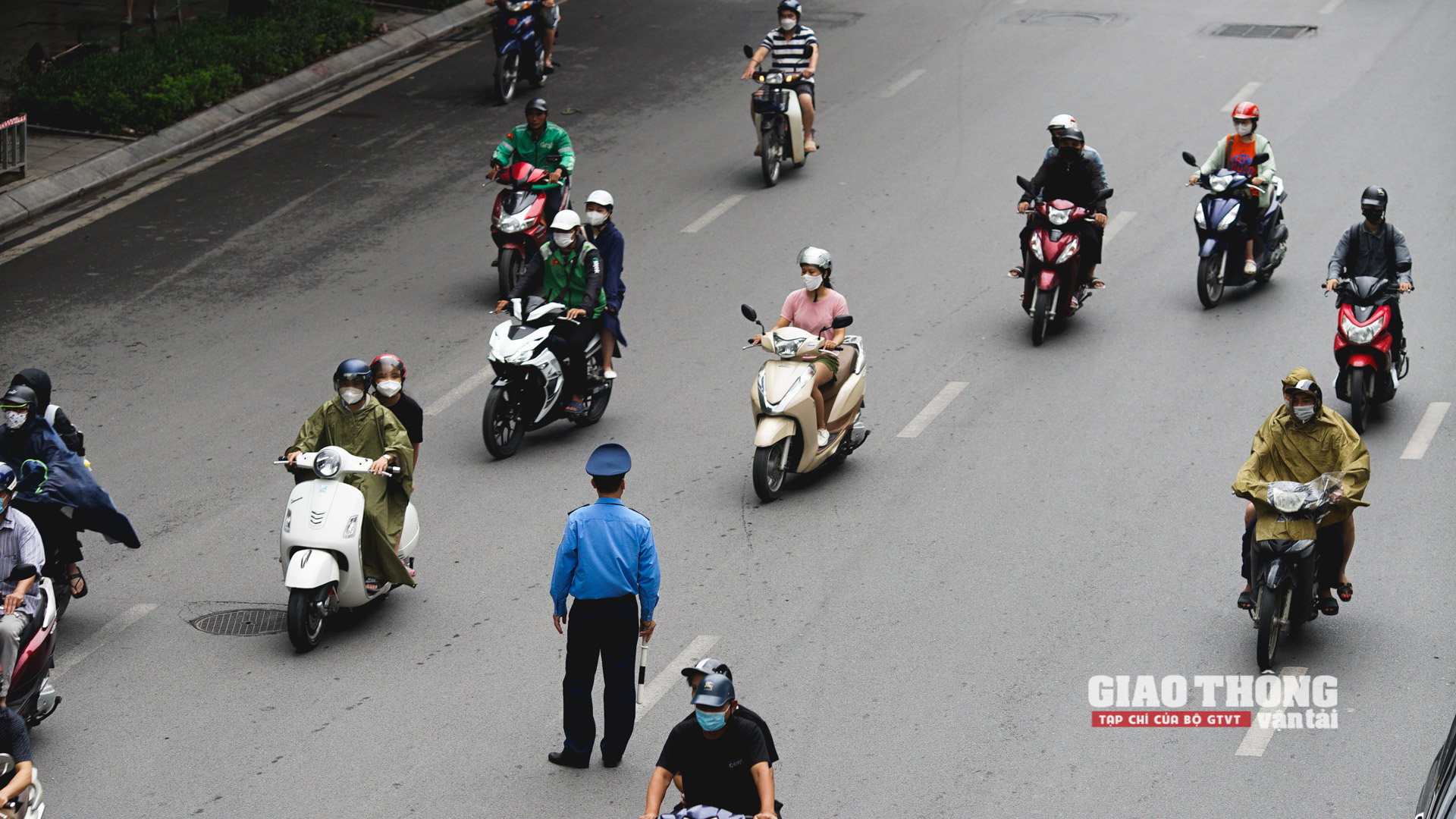 Ông Nguyễn Đình Thành cũng cho rằng, các Thanh tra GTVT đứng trước dải phân cách hướng dẫn giao thông là rất nguy hiểm, bởi xe cộ bị khuất tầm nhìn rất dễ đâm vào, nguy hiểm sức khỏe, tính mạng của người điều tiết giao thông