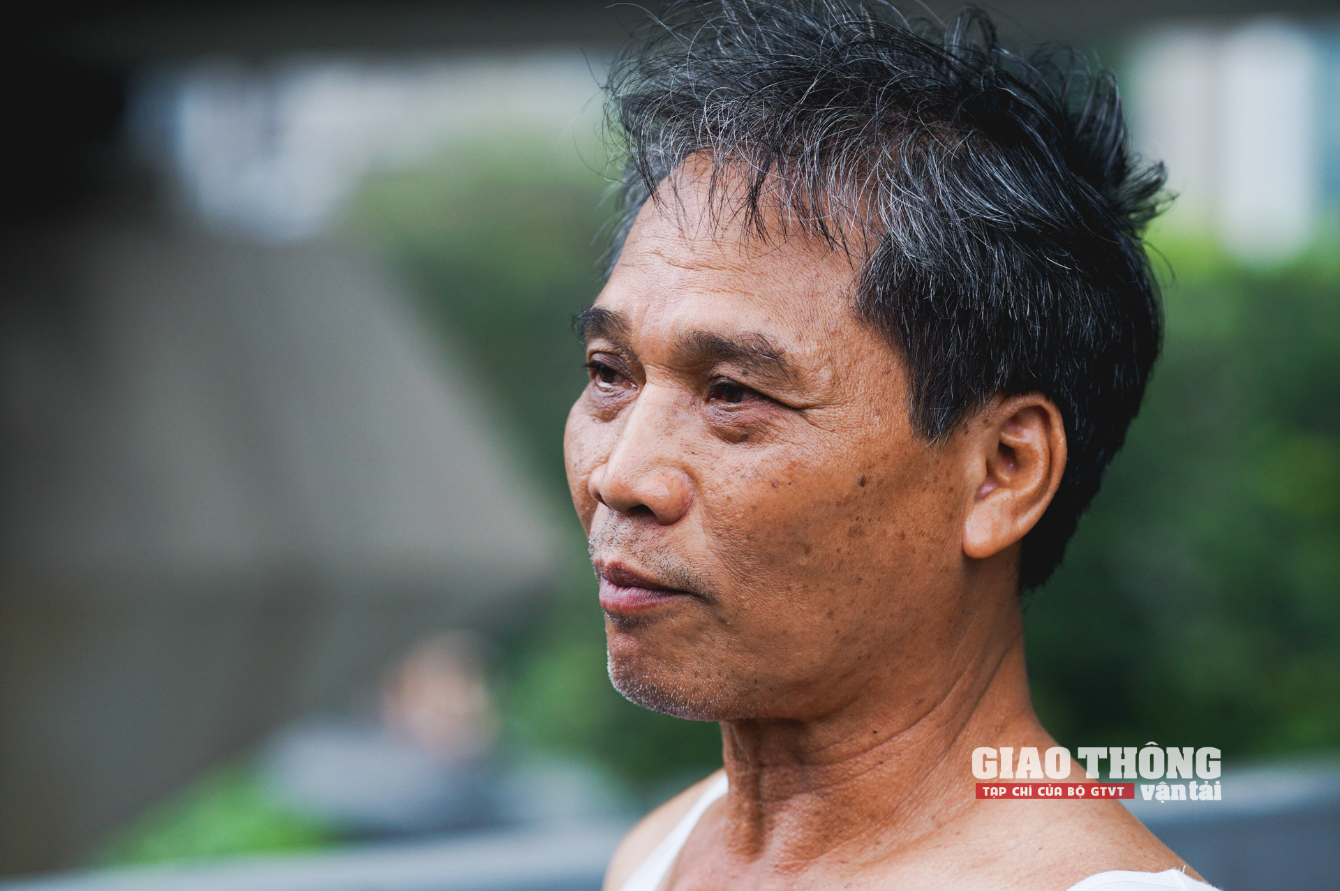 Trao đổi với PV, ông Nguyễn Đình Thành (phường Ngã Tư Sở, quận Đống Đa) bày tỏ: “Hôm nay tôi đã dành thời gian quan sát việc tổ chức lại giao thông trên tuyến đường này. Tôi thấy việc lắp dải phân cách từng đoạn ngắn như này nguy hiểm, bởi chiều cao dải phân cách chỉ khoảng 1m trong khi người đi từ xa sẽ khó quan sát thấy có dải phân cách, rất dễ đâm vào do bị khuất tầm nhìn,…