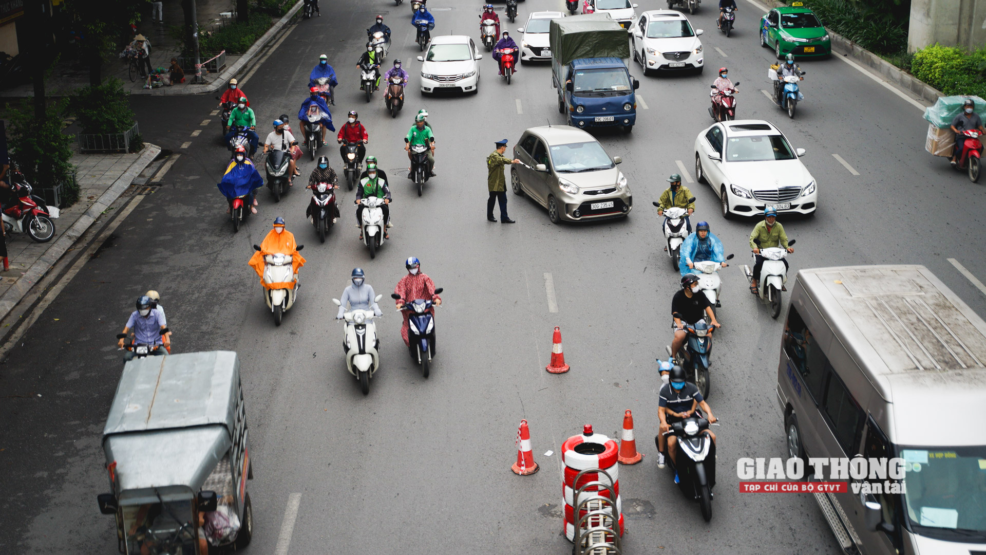 Được biết, tổng chiều dài lắp đặt thí điểm dải phân cách là 748m được chia thành 11 đoạn. Trong đó, theo hướng hầm chui đi Ngã Tư Sở, chiều dài dải phân cách là 385m; hướng Ngã Tư Sở đi hầm chui Thanh Xuân, chiều dài dải phân cách là 353m. Trong quá trình thí điểm, sẽ căn cứ vào tình hình thực tế, lấy ý kiến đóng góp của người dân để điều chỉnh cho phù hợp, tạo điều kiện cho phương tiện lưu thông thuận lợi.