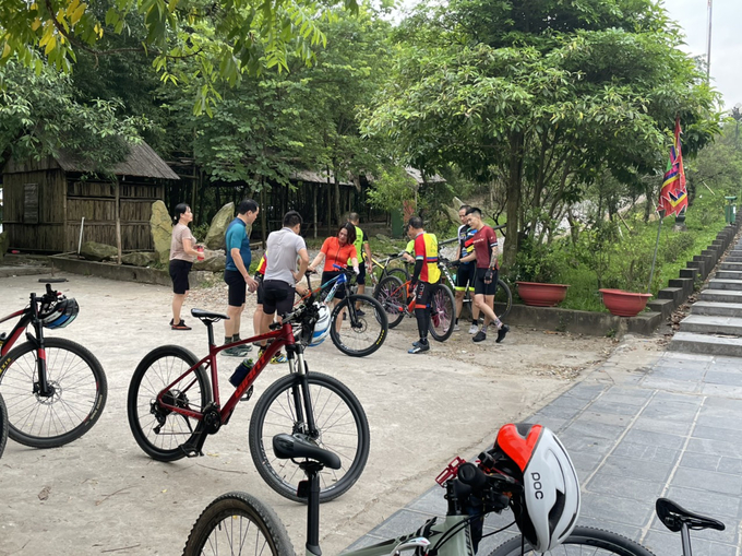 Bà con trao đổi kinh nghiệm khi tập luyện xe đạp thể thao.